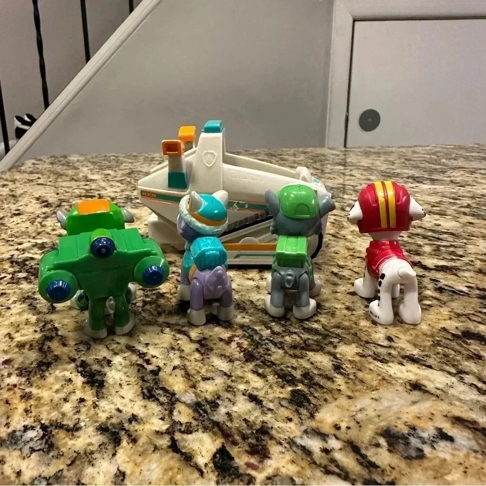 4 Paw Patrol‎ figures including Everest and vehicle